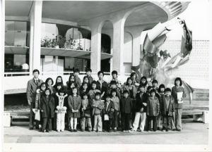 The class of Mon Keang School in front of the Museum of Vancouver. Photo Credit: Unknown. Image Source: Mon Keang School Archives.